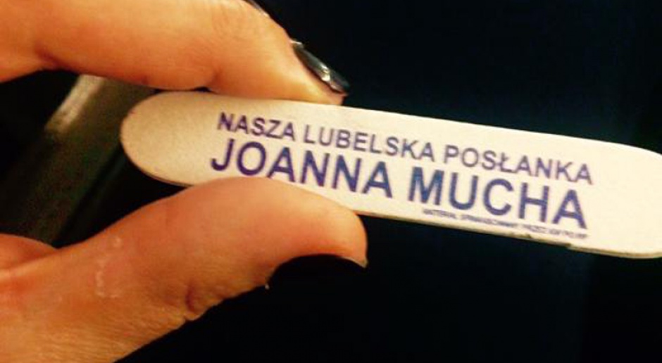 Joanna Mucha zaskakuje wyborców. Rozdaje pilniki