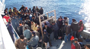 Żaglowiec z migrantami wziął kurs na włoską Lampedusę mimo sprzeciwu władz
