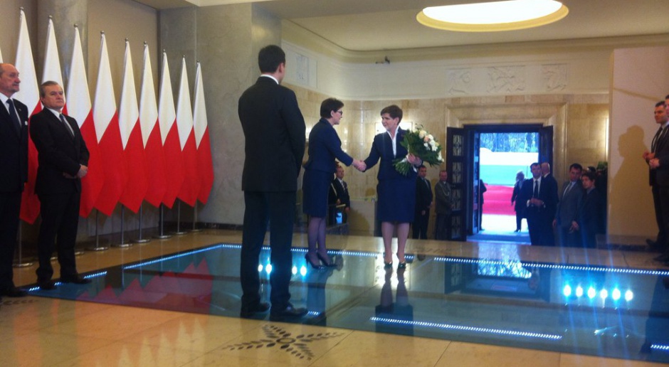 Premier Beata Szydło powitana w KPRM przez b.szefową rządu