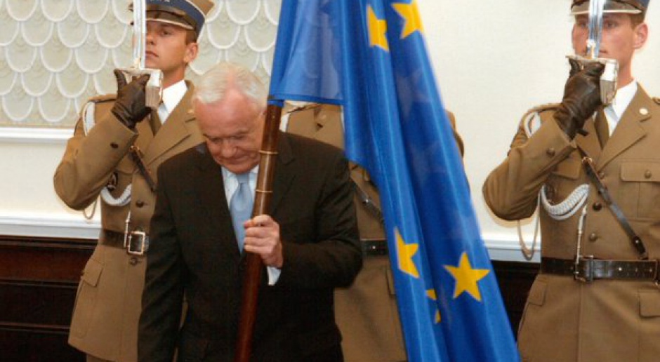 Leszek Miller jest zbulwersowany usuwaniem flag UE