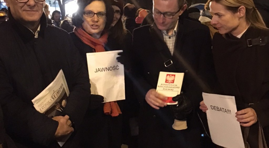 Wieczorny protest na Wiejskiej, apelowano o przejrzystość stanowienia prawa
