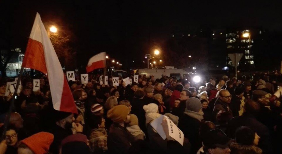Przed Sejmem zebrały się dwie demonstracje - przeciw i za działaniami PiS