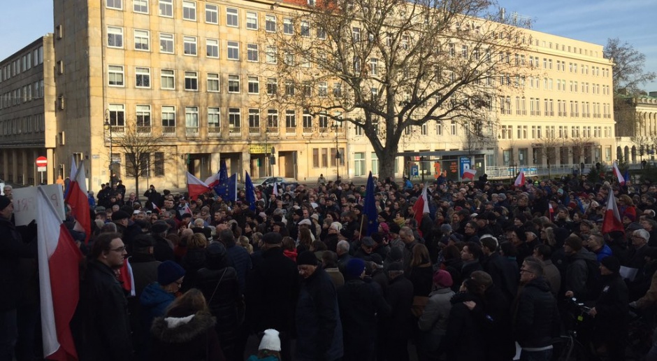 Prawie 300 osób manifestowało w Poznaniu &quot;w obronie demokracji&quot;