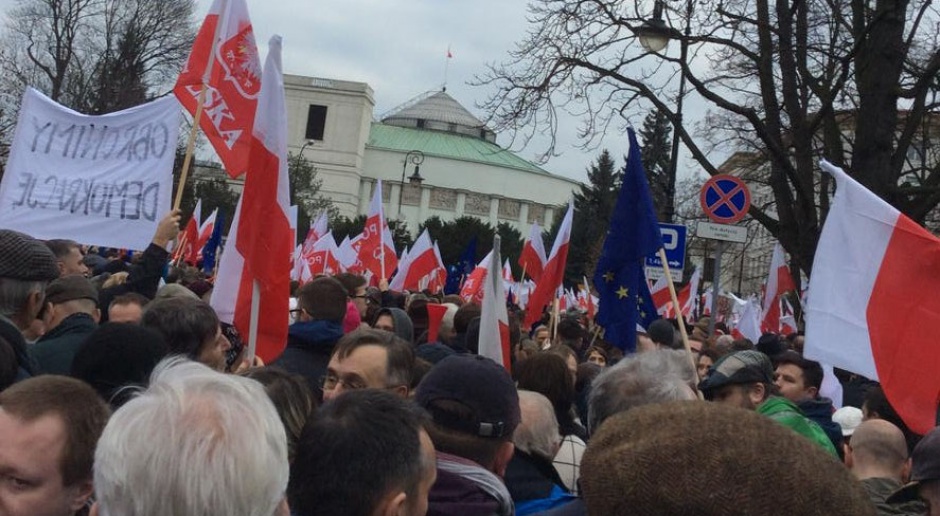 W Warszawie manifestacja KOD rozwiązana po alarmie bombowym