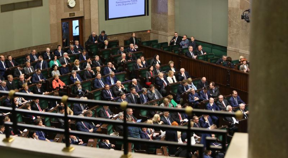 Sejm uchwalił nowelizację ustawy o służbie cywilnej 