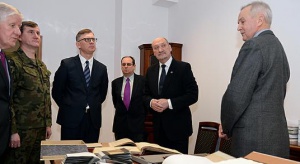 Minister Macierewicz w Rembertowie. Reforma archiwów wojskowych