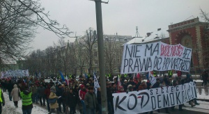 W wielu miastach Polski odbyły się manifestacje KOD