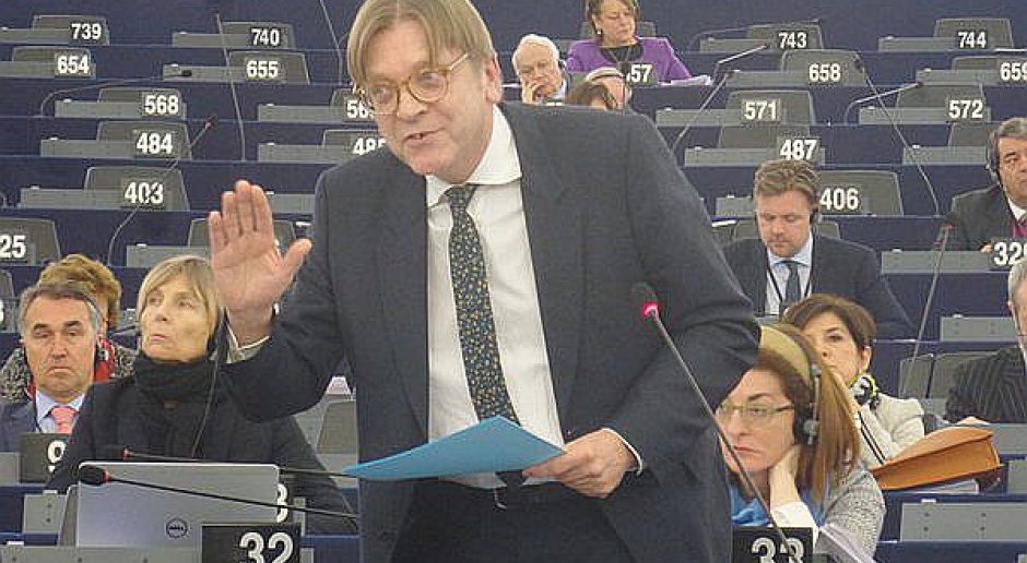 Guy Verhofstad rozesłał projekt rezolucji ws. Polski 