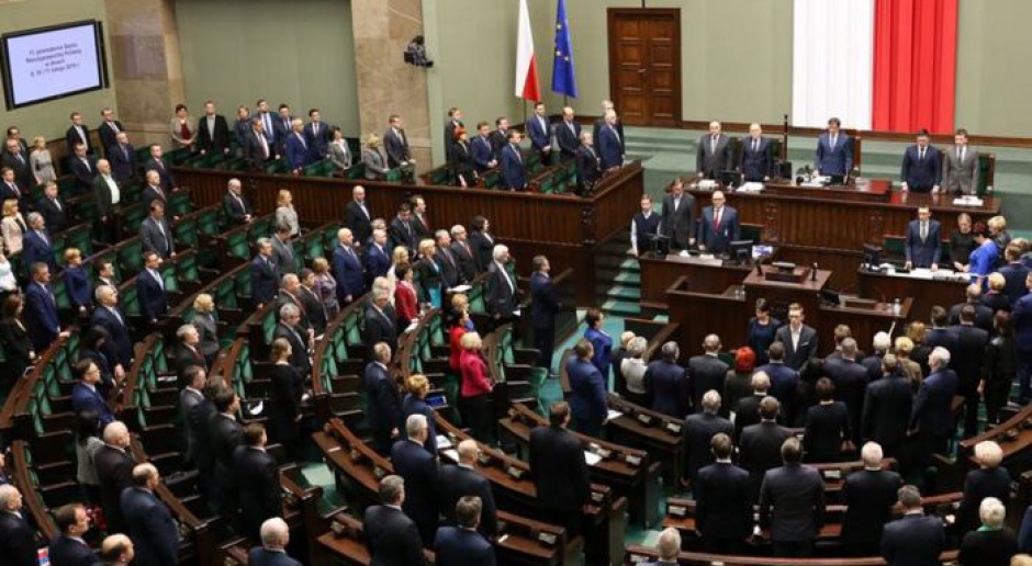Sejm wznowił obrady. W planach zmiany w Konstytucji i odbieranie dzieci ubogim rodzinom