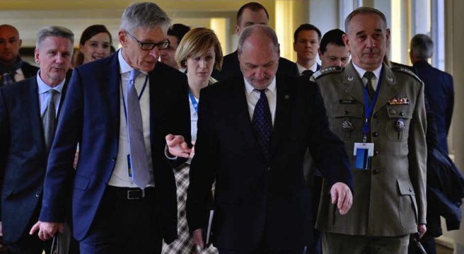 Spotkanie ministrów obrony NATO w Brukseli. Wschodnia flanka, imigranci, cyberataki
