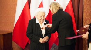 Minister Anna Maria Anders  odznaczonyła Marię Mirecką-Loryś złotym medalem Opiekuna Miejsc Pamięci Narodowej