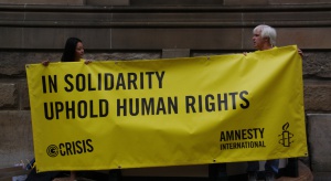 Amnesty International: W Polsce o imigrantach debatuje się w atmosferze rasizmu