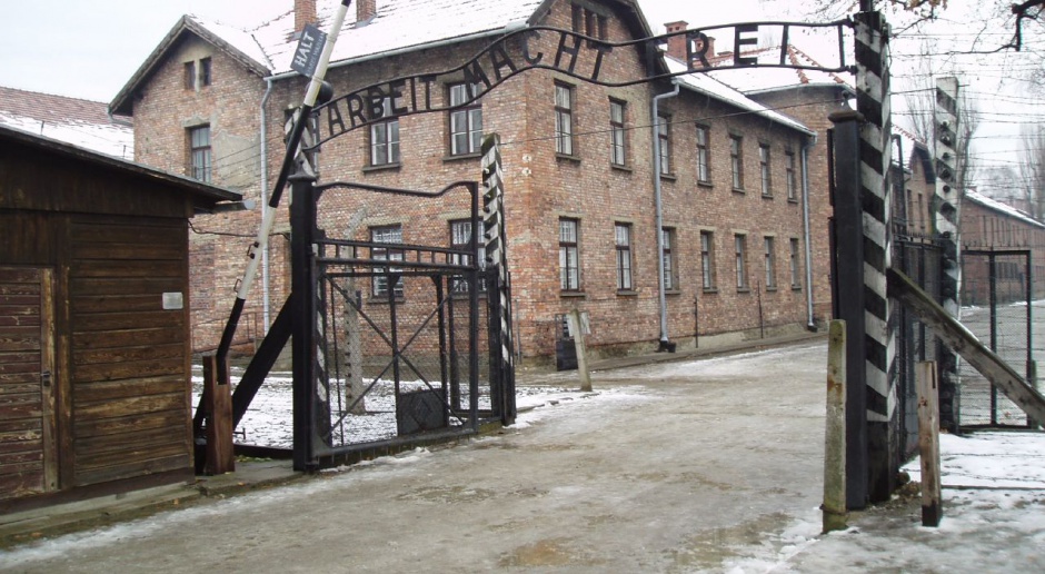 Nie ma zgody co do kary za &quot;polskie obozy śmierci&quot;. Spór o 3 czy 5 lat więzienia
