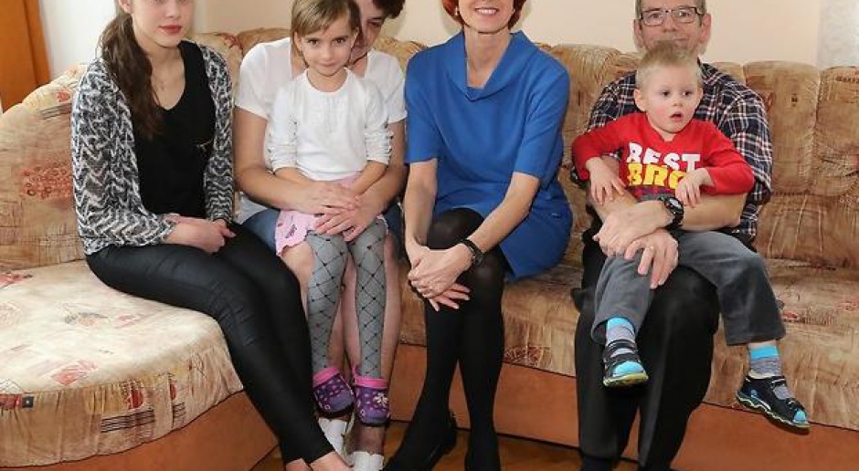 Elżbieta Rafalska: 500 zł także dla dzieci w rodzinach zastępczych