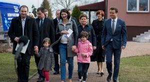 Połowa Polaków realizuje dwupokoleniowy model rodziny