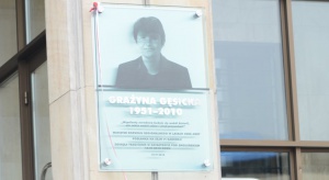 Na gmachu Ministerstwa Rozwoju odsłonięto tablicę pamięci Grażyny Gęsickiej