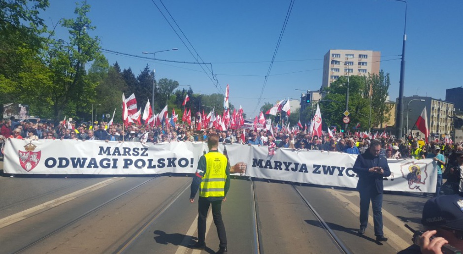Narodowcy manifestują pod hasłem &quot;Odwagi Polsko&quot;