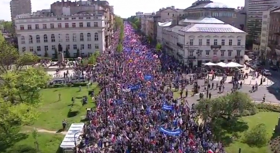 Manifestacja KOD i opozycji w Warszawie.  &quot;Jesteśmy i będziemy w Europie&quot;