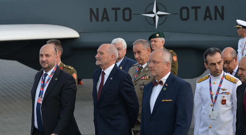 Szczyt NATO: Szef MON przypisał sukces Jarosławowi Kaczyńskiemu