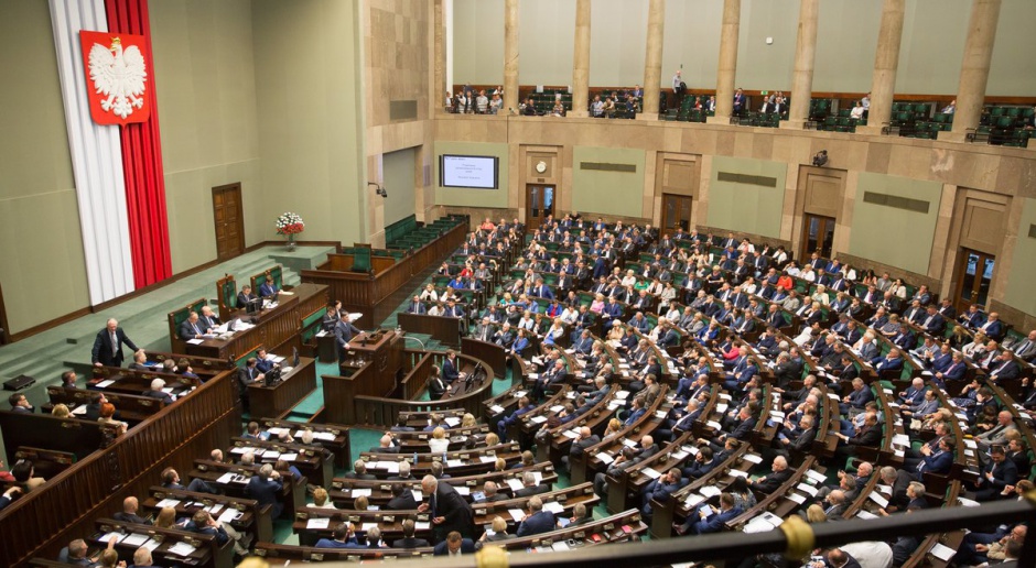 Sejm opóźnił wejście w życie nowych zasad dot. ulg dla uczniów i studentów
