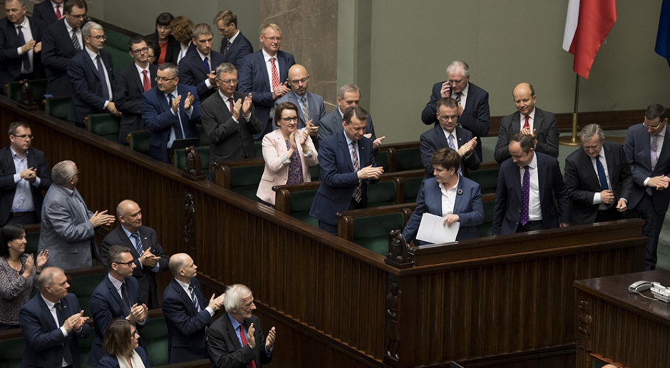 Sondaż: Polacy nie widzą powodów, by płacić więcej premier Szydło