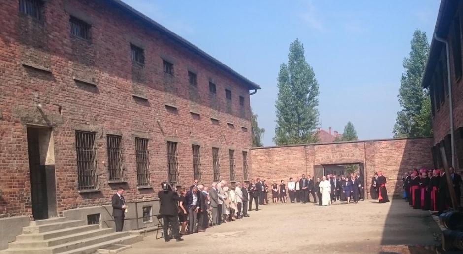 Byli więźniowie: Wizyta papieża w Auschwitz to był krzyk milczenia