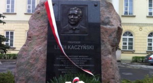 Postępowanie ws. usunięcia tablicy ku pamięci L. Kaczyńskiego zawieszone