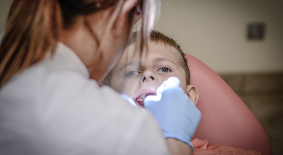 Minister zdrowia chce uczyć Polaków mycia zębów przez telewizję