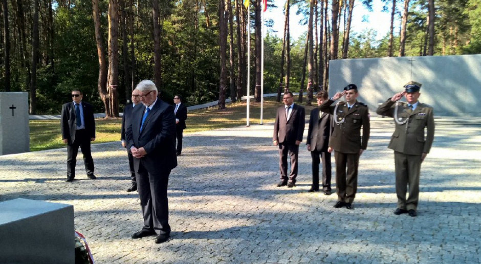Minister Waszczykowski złożył wieńce na cmentarzu w Bykowni