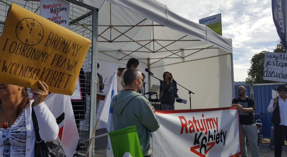 Przeciwnicy zaostrzania przepisów aborcyjnych protestowali przed Sejmem