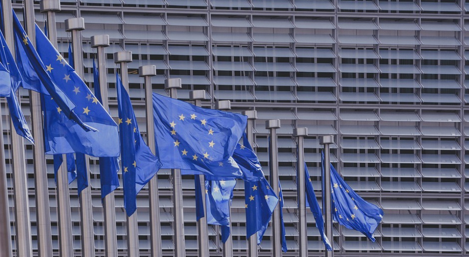 Komisja Europejska wszczyna postępowanie i zawiesza podatek handlowy w Polsce 