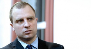 Działacz oskarża wiceministra Tomasza Szatkowskiego. MON zaprzecza i kieruje sprawę do sądu