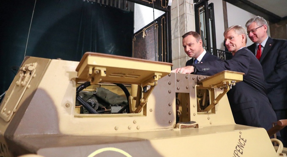 Prezydent uczestniczył w ceremonii przekazania Polsce pojazdu pancernego z II wojny światowej