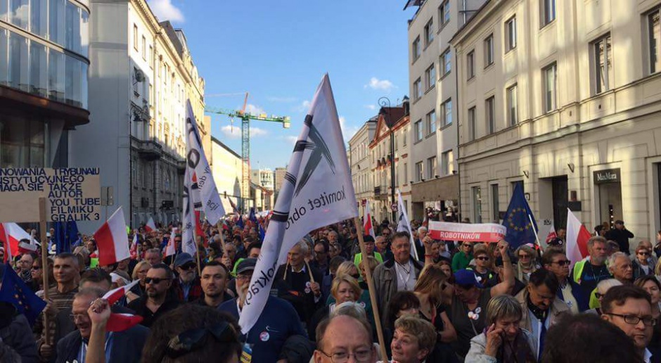 Manifestacja KOD: Pośle Kaczyński, premier Szydło, prezydencie Dudo, wyjdą miliony i zmiotą was na śmietnik