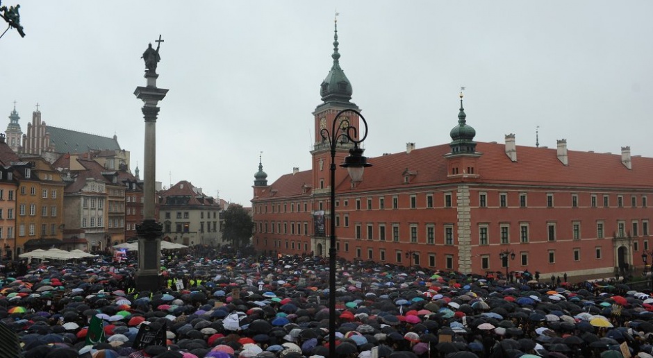 Zakończył się &quot;czarny protest&quot; w Warszawie. Udział w nim wzięło kilkanaście tysięcy osób