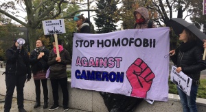 "Stop homofobii": Protestowano pod Sejmem przeciw wykładom Paula Camerona