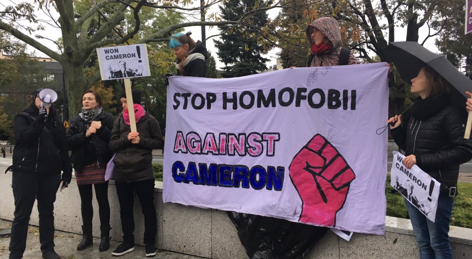 &quot;Stop homofobii&quot;: Protestowano pod Sejmem przeciw wykładom Paula Camerona