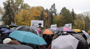 Kobiety w całej Polsce wyszły na ulice: "Beato, niestety, Twój rząd obalą kobiety"