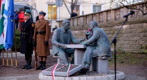 W Warszawie odsłonięto pomnik bohaterów trzech narodów - Sławika i Antalla