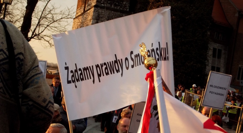 Smoleńsk, ekshumacje: Polacy nie wierzą w nowe fakty