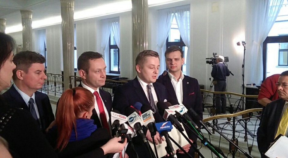 Rzecznicy klubów opozycyjnych apelują o nieograniczanie dostępu dziennikarzom do Sejmu