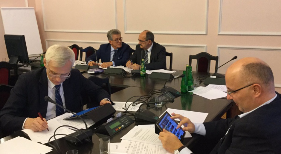 Komisja rekomenduje Sejmowi przyjęcie ostatniego z trzech projektów PiS ws. TK