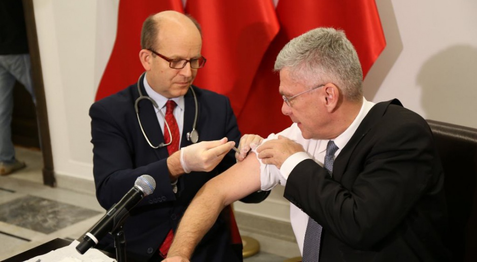 Karczewski promuje szczepienia. Zaszczepił go minister zdrowia