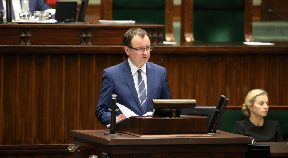 Sejmowe komisje zgłosiły poprawki do projektu ustawy dezubekizacyjnej