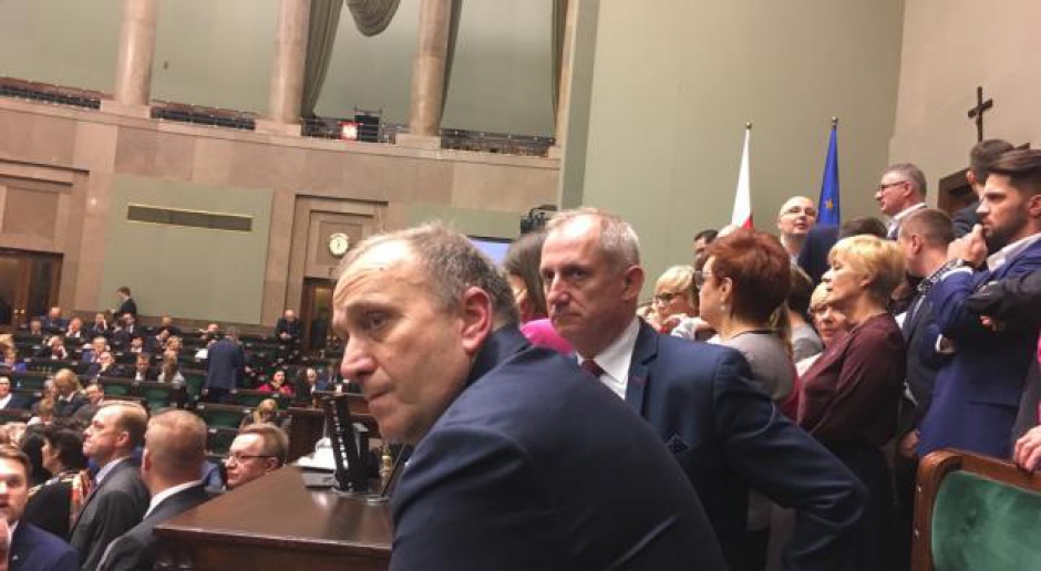 Sejm: Posłowie opozycji otoczyli także fotel marszałka 