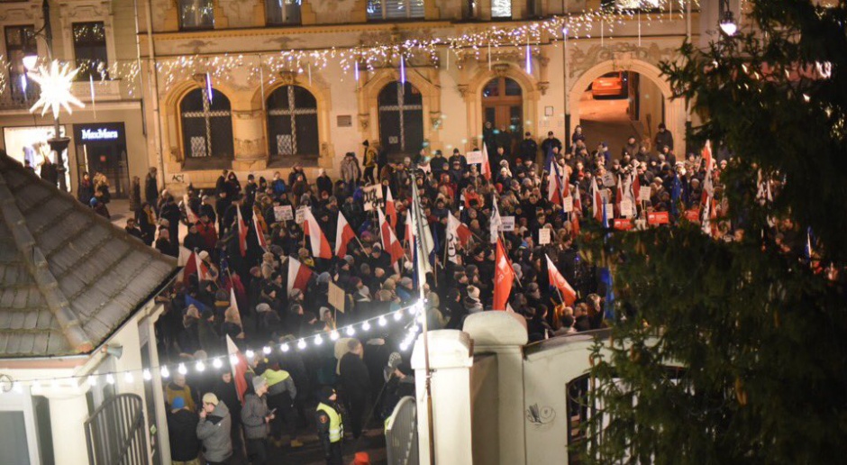 Wolne media, dziennikarze w Sejmie: Protesty w całym kraju