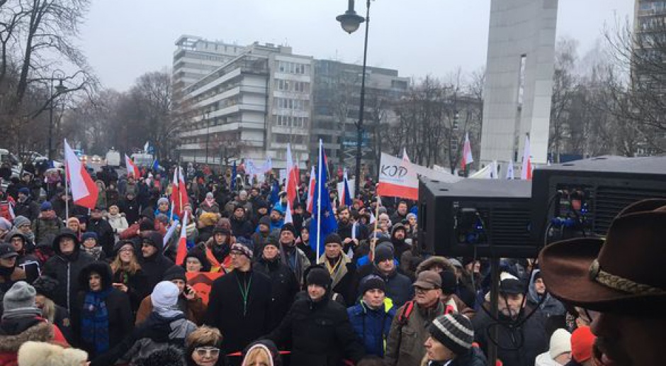 Manifestacja KOD-u przed Sejmem