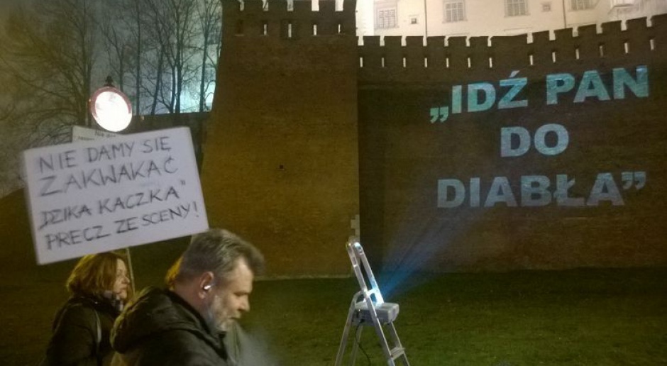 Kaczyński i Szydło na Wawelu. Kilkadziesiąt osób blokowało wjazd