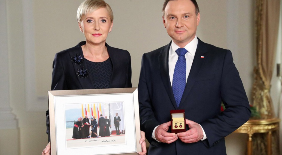 Para prezydencka przekazuje na WOŚP spinki Andrzeja Dudy oraz zdjęcie