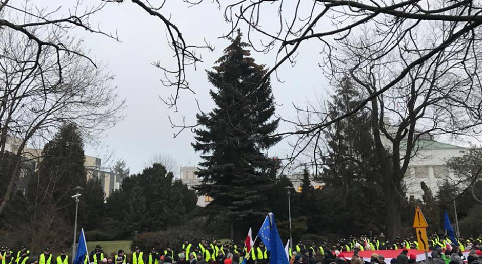 Policja szuka trzech mężczyzn w zw. z demonstracją przed Sejmem 16 grudnia 2016 r.